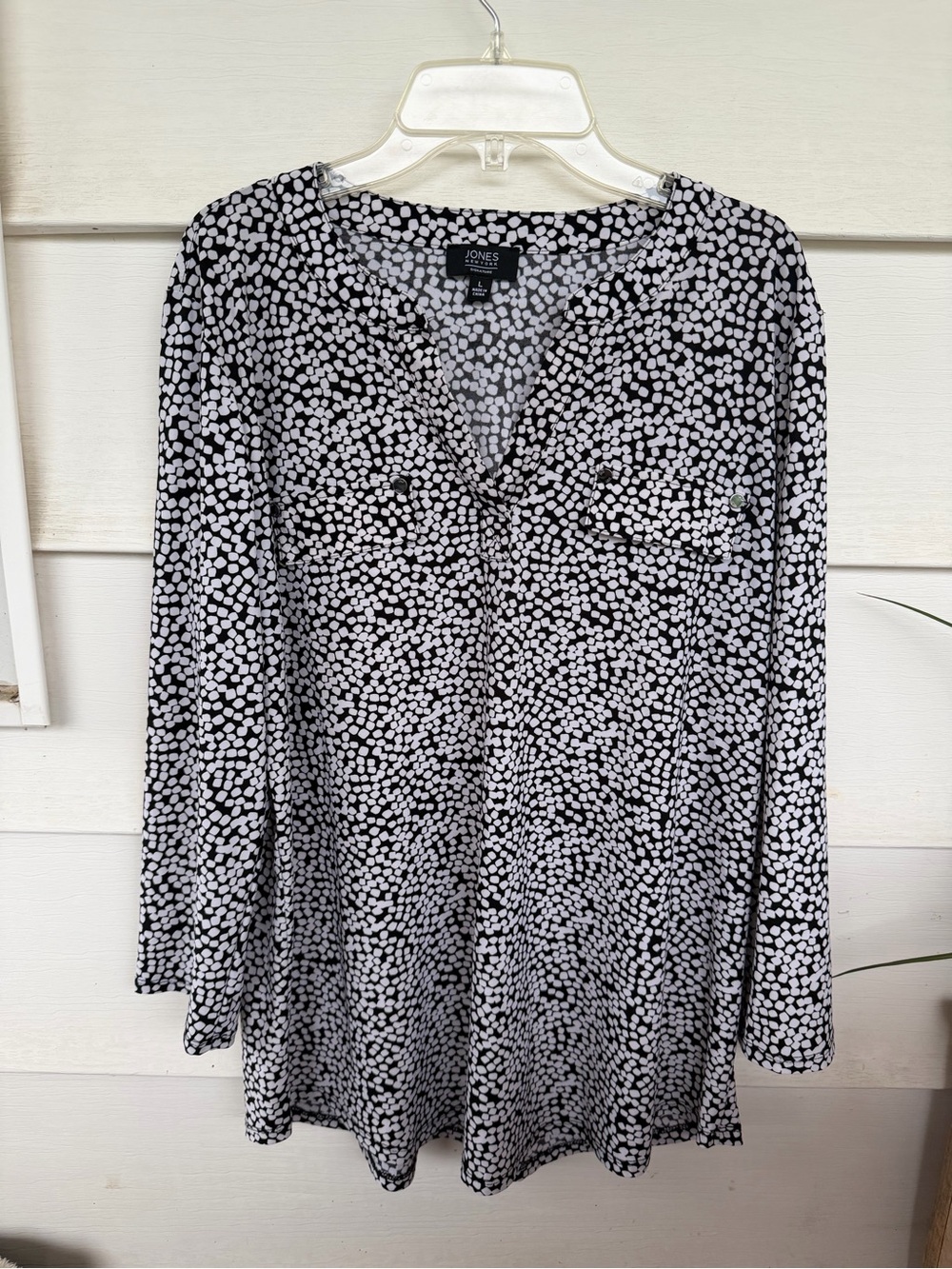 Jones New York Signature B&W Pebble Print V-Neck Tunic - Large